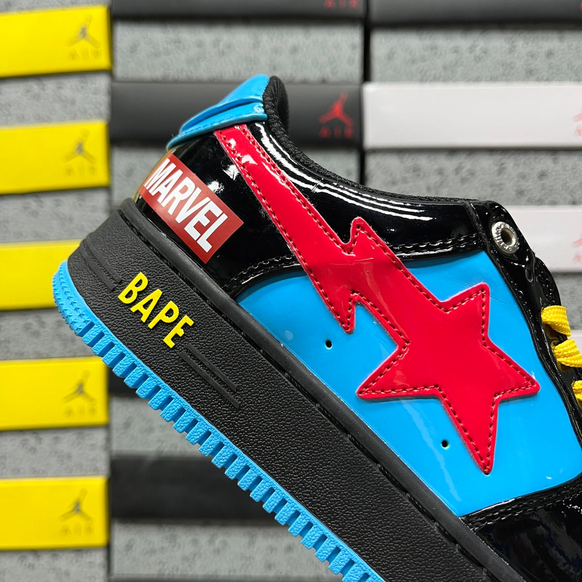 Sapatilhas BAPE x MARVEL