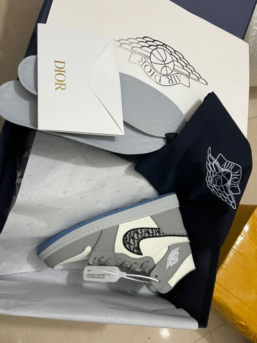 Jordan 1 x DIOR