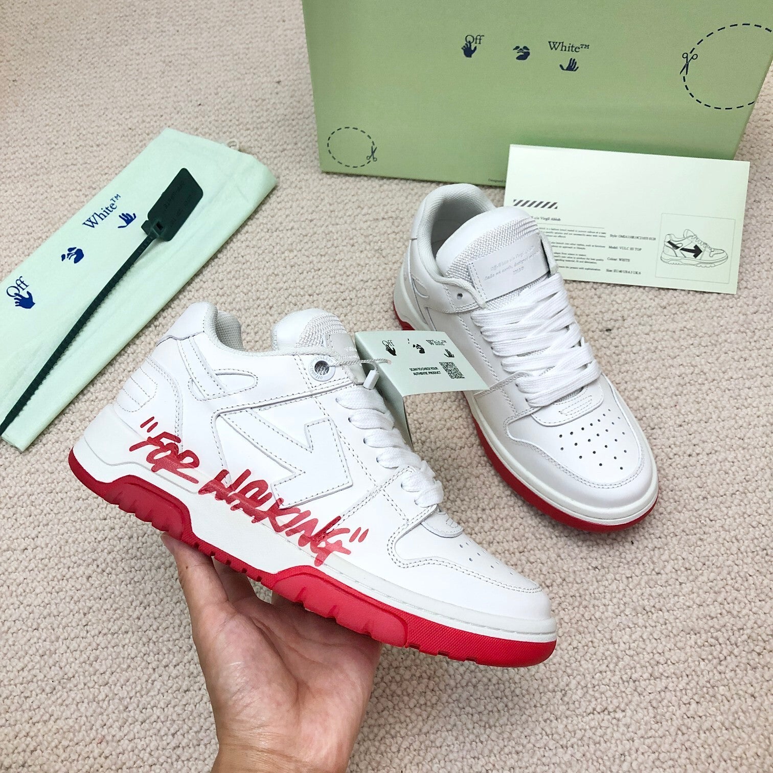 OFF-WHITE