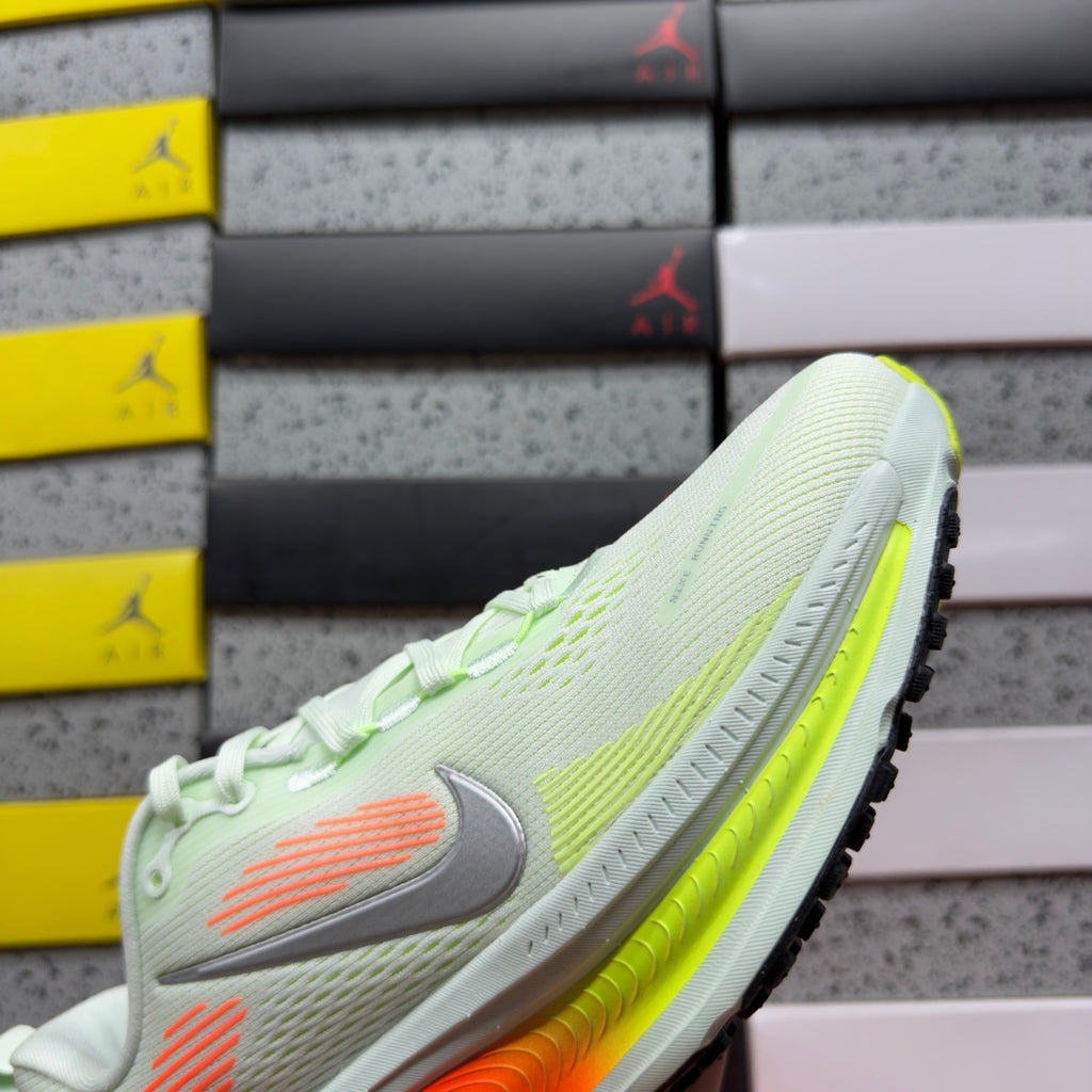 Sapatilhas Nike Vomero 18 Barely Green / Metallic Silver