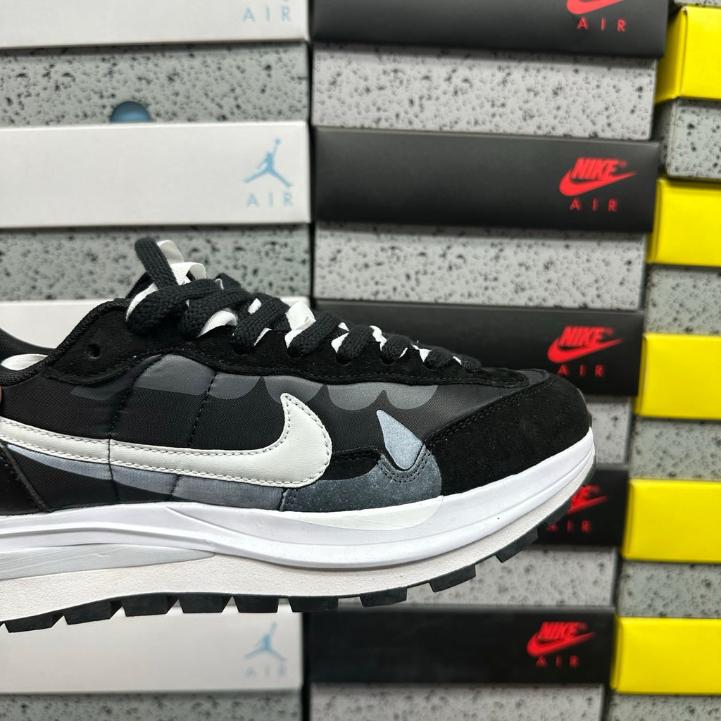 Sapatilhas Nike x Sacai VaporWaffle Black White