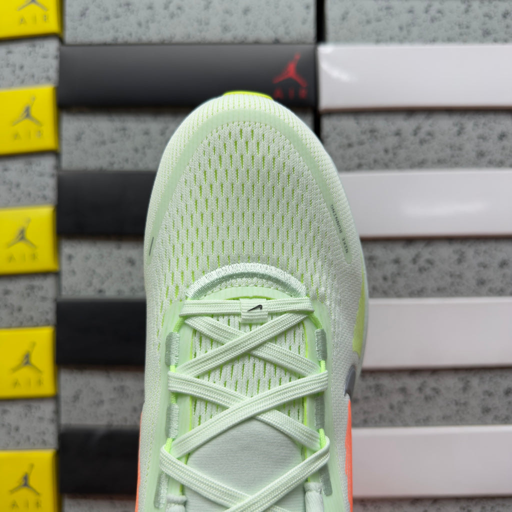 Sapatilhas Nike Vomero 18 Barely Green / Metallic Silver