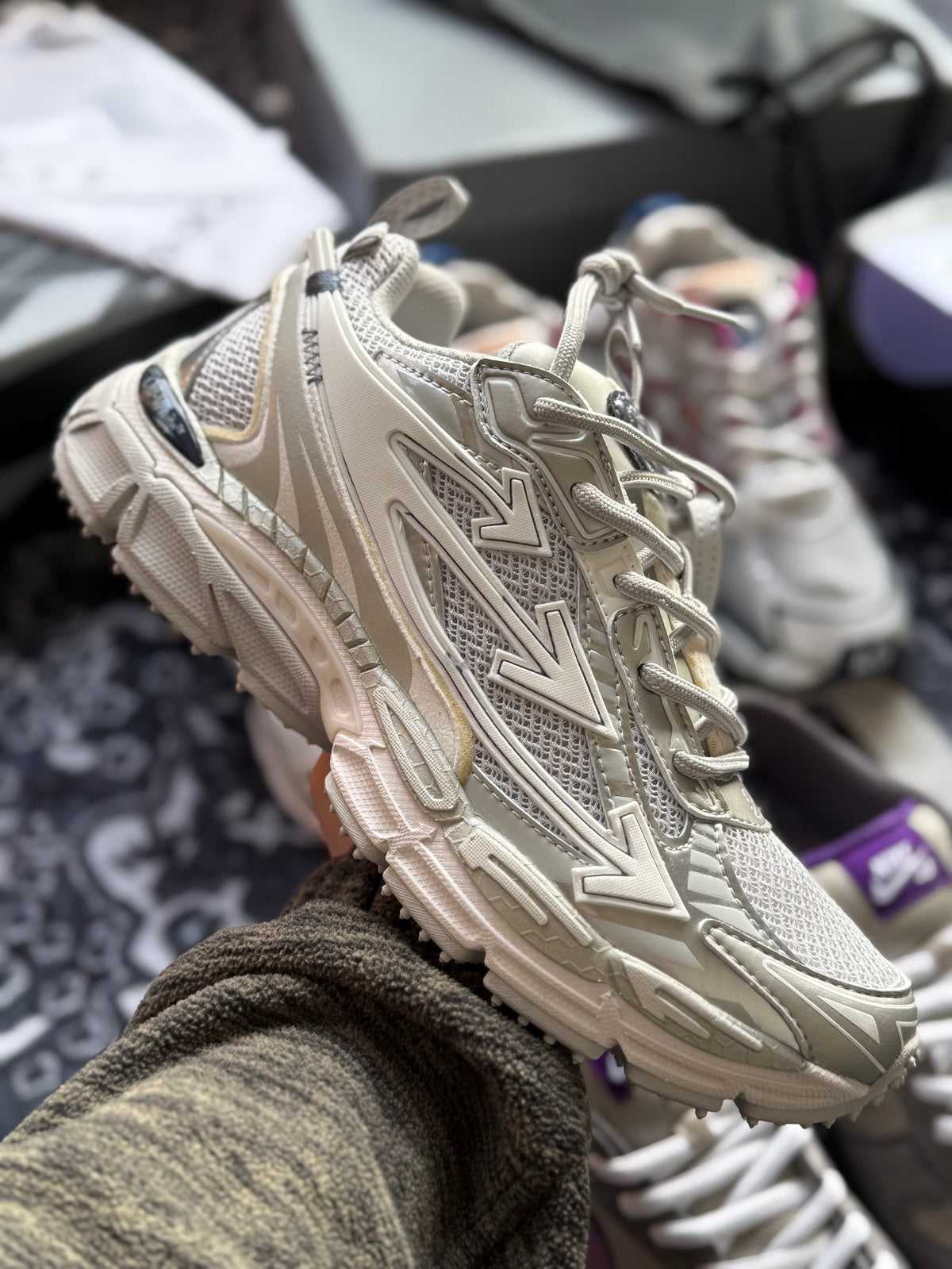 OFF-WHITE