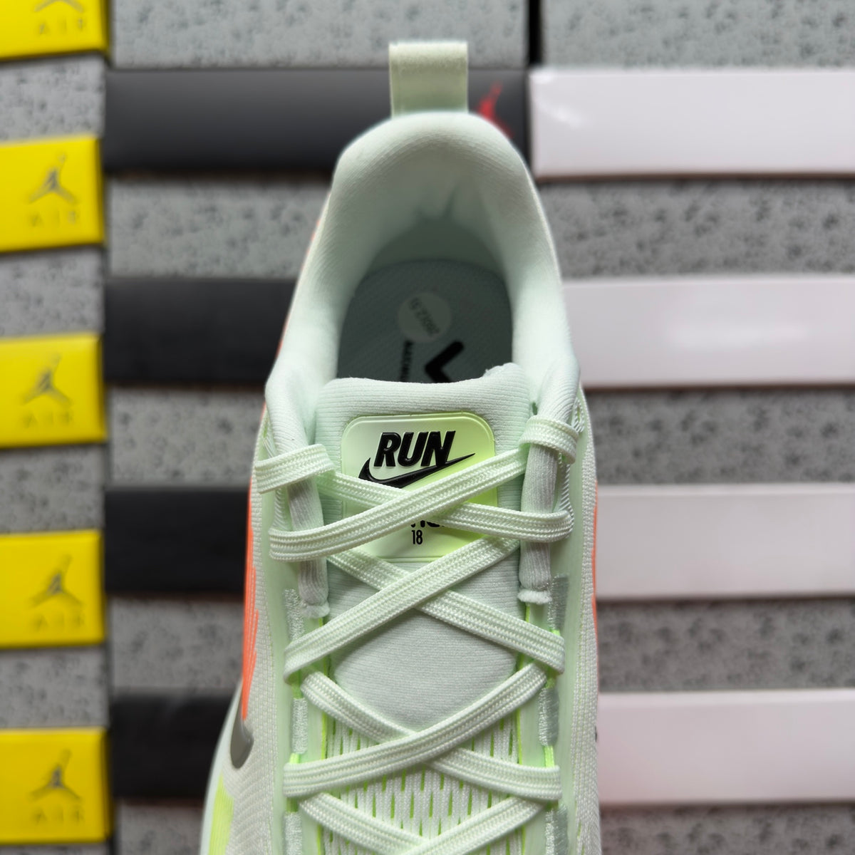 Sapatilhas Nike Vomero 18 Barely Green / Metallic Silver