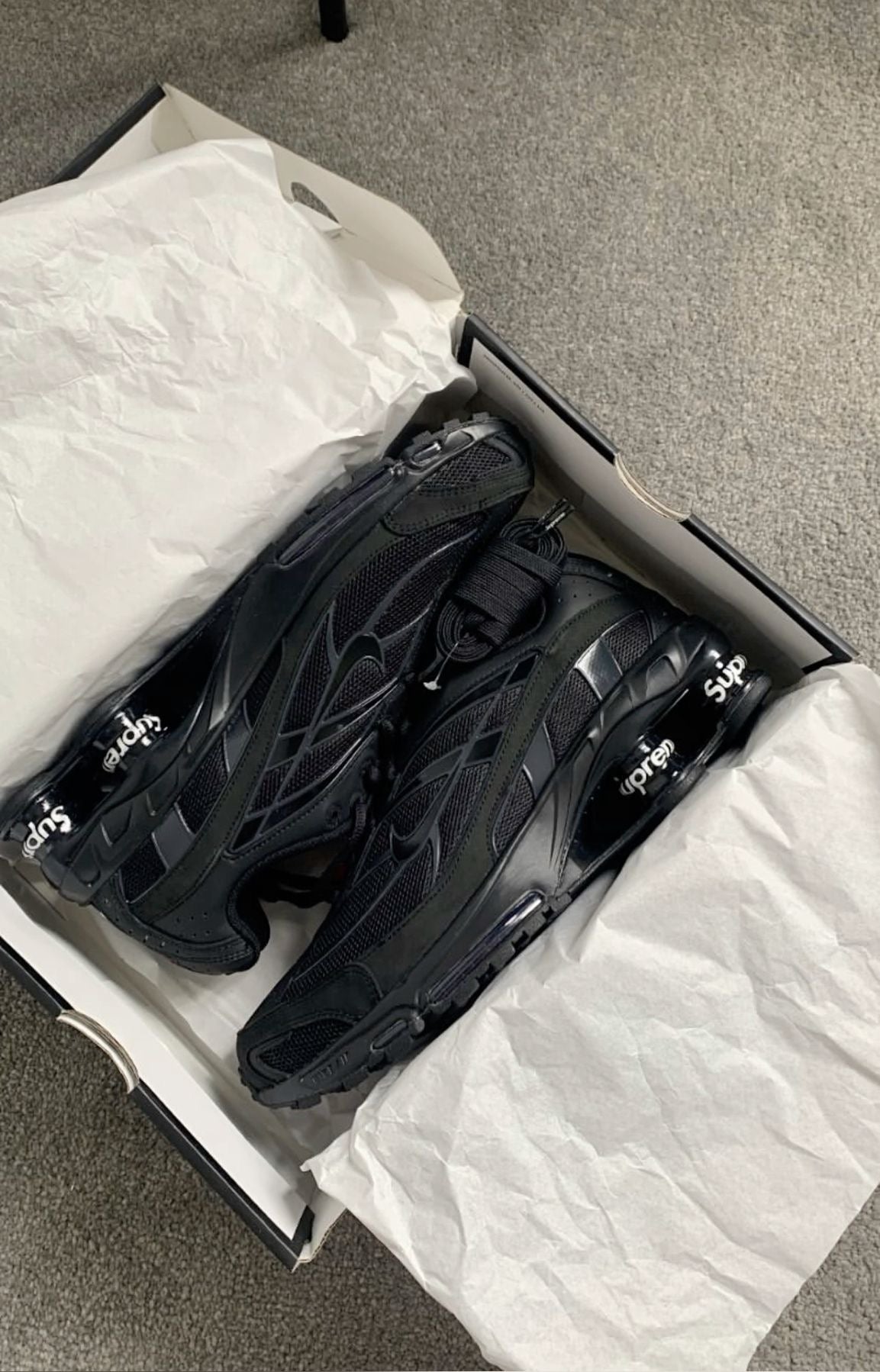 NIKE SHOX x SUPREME
