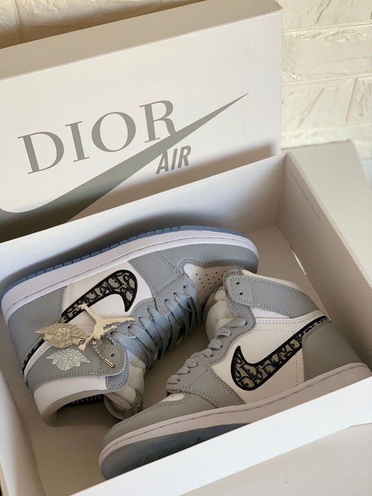 Jordan 1 x DIOR