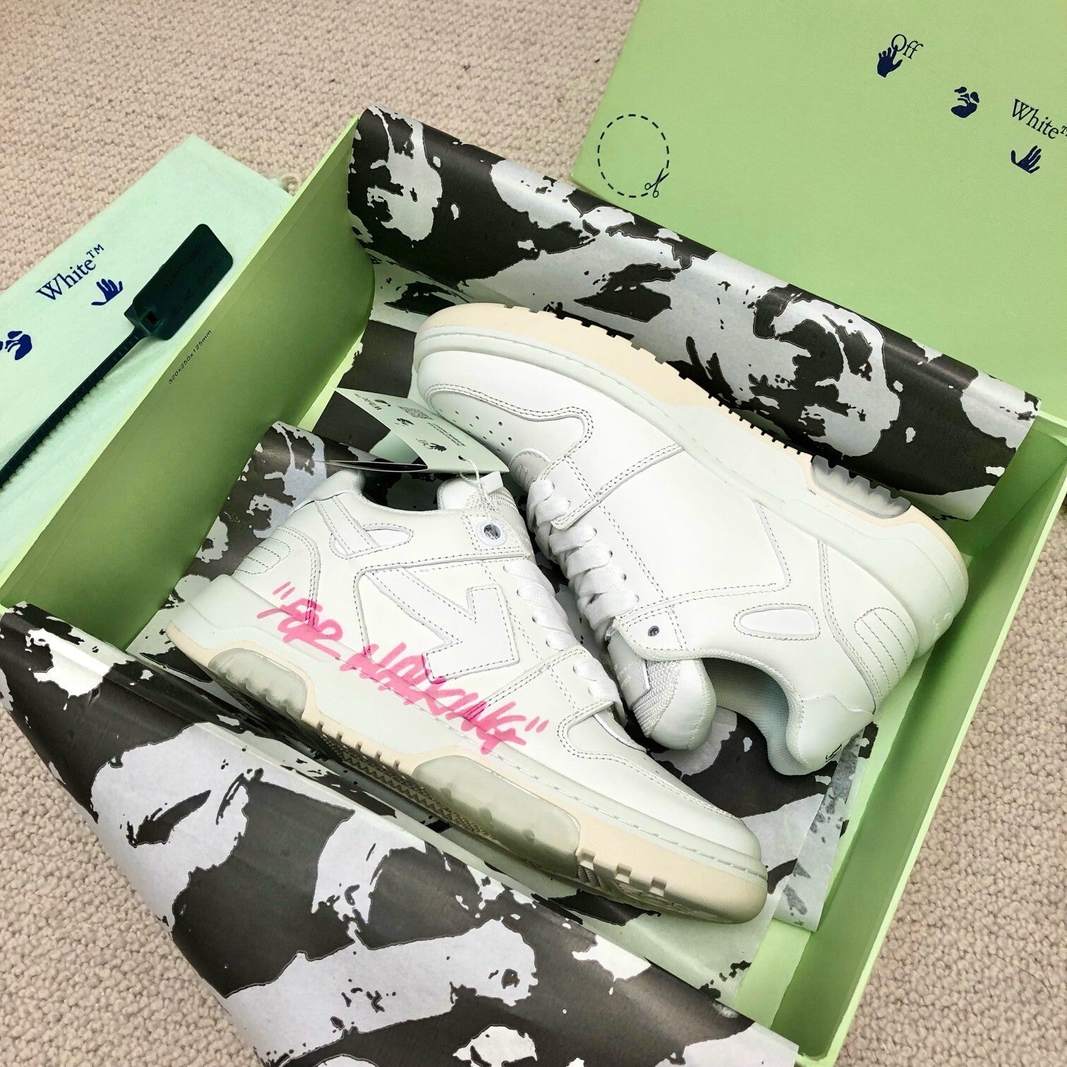 OFF-WHITE