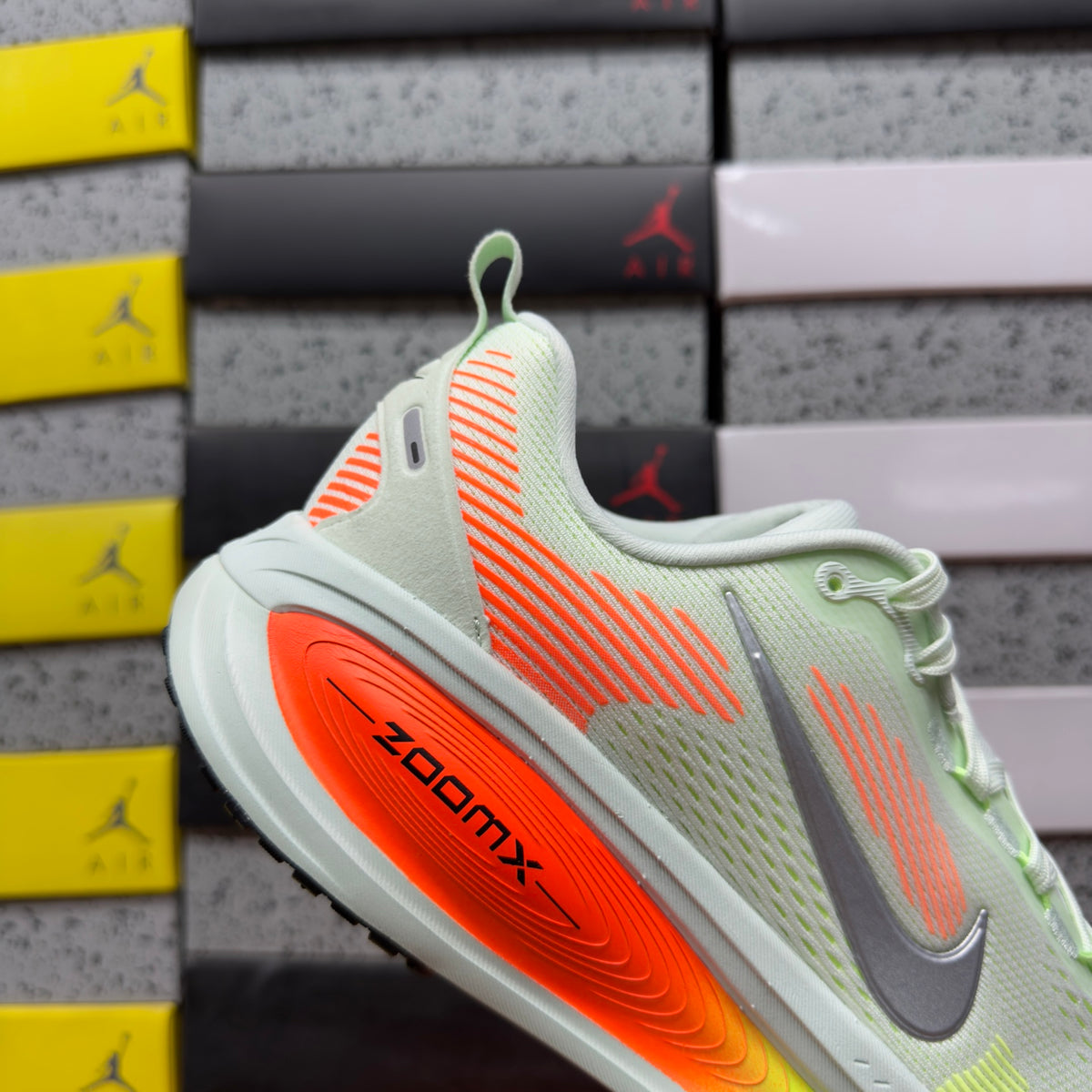 Sapatilhas Nike Vomero 18 Barely Green / Metallic Silver