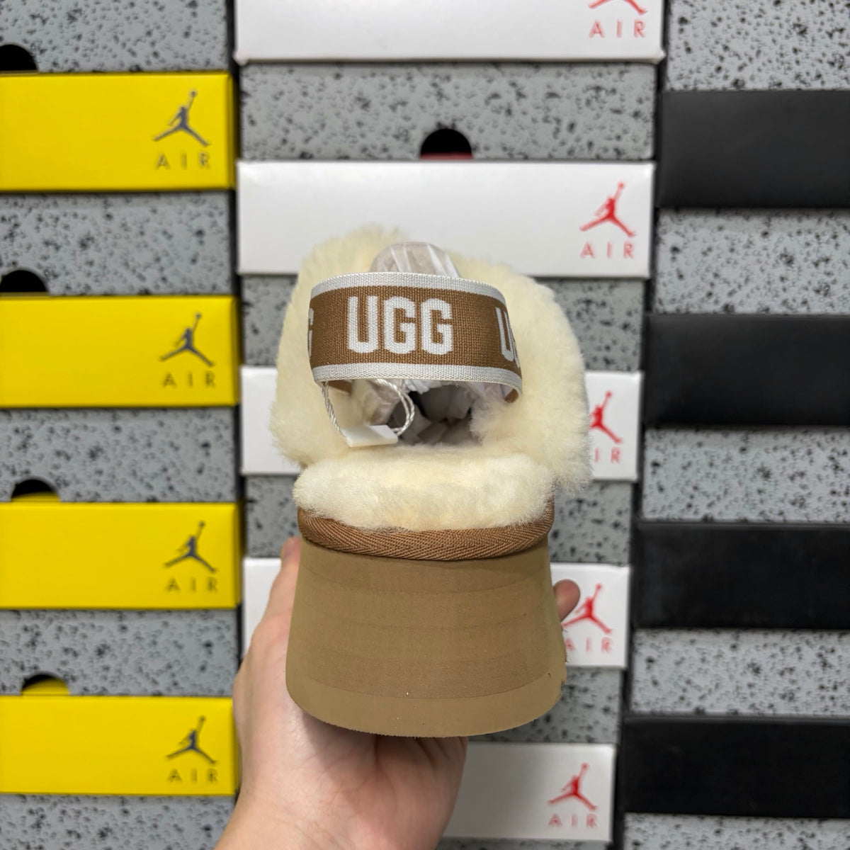 UGG