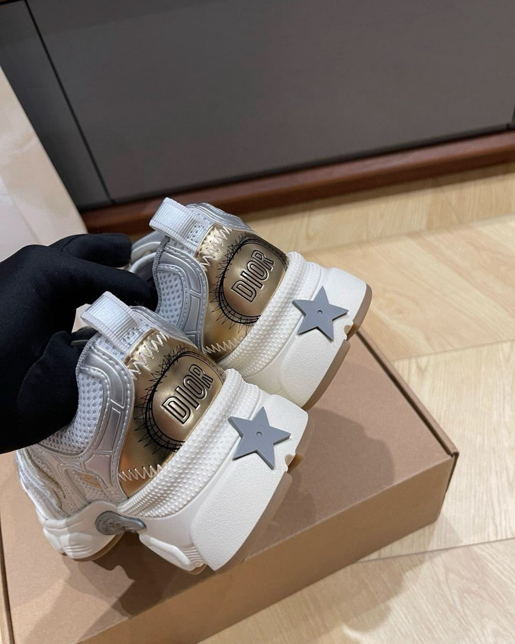 DIOR