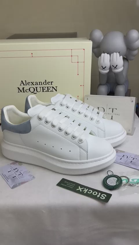 Alexander McQueen - azul claro.